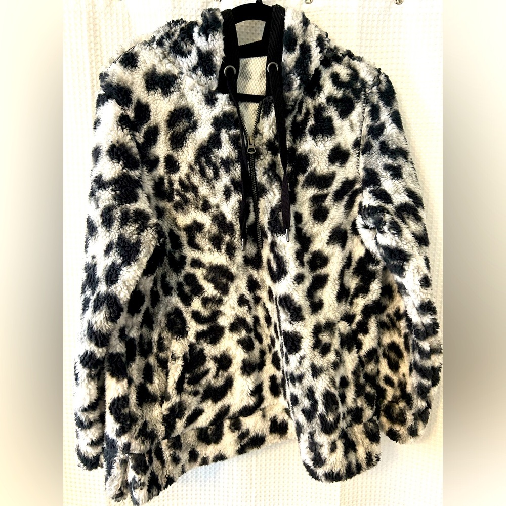 Le Verde Medium Cow-Print Fleece Pullover